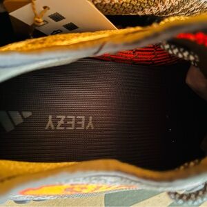 Yeezy Boost 350 V2 Carbel Stegrey/Solred NEW IN BOX 9 Mens